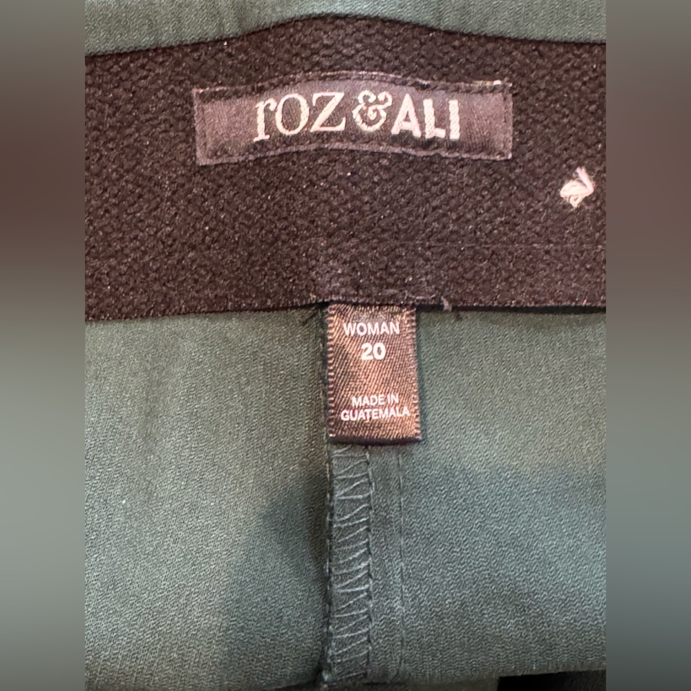 Roz & Ali Dark Green Pants with Brown Button Accents At Ankles Sz 20 - Picture 4 of 6